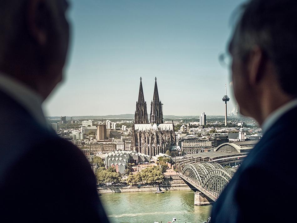 Kurt von Storch and Bert Flossbach looking at the "Kölner Dom"